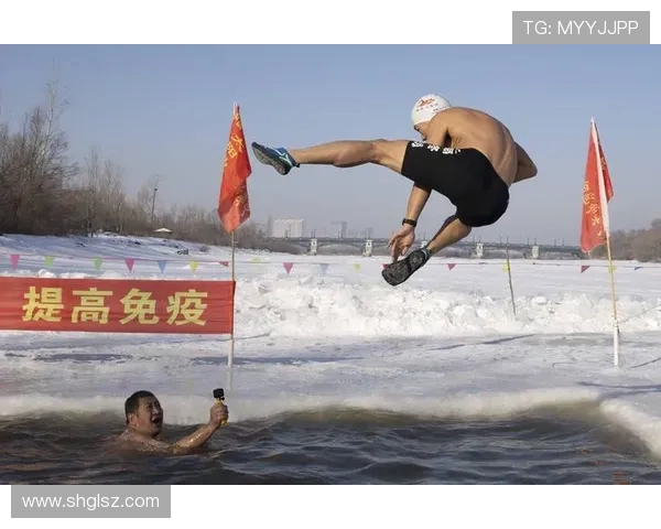 鹰潭寒波勇者志冬泳健儿傲雪行